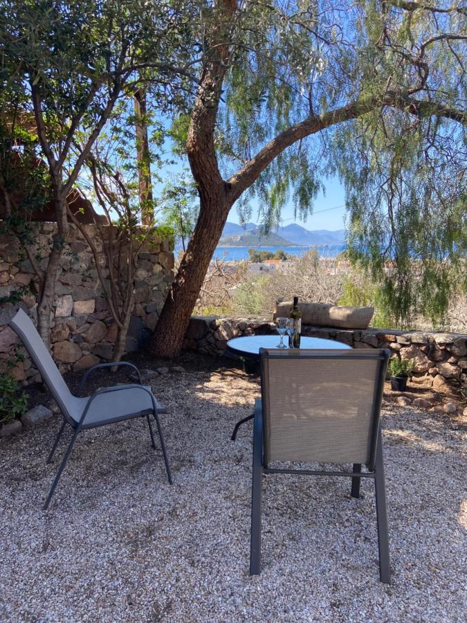 Pepper Tree Apartment Aegina Bagian luar foto